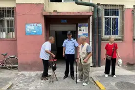 纺织城派出所暖心助两位迷路老人图片
