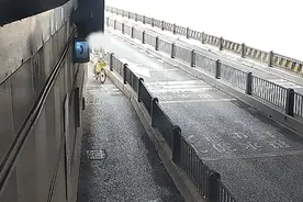 年轻女子手持手机骑自行车，失控摔倒不治身亡！网友：痛心，要是脚刹一下就好了图片