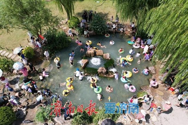 一年四季 泉在济南丨叮咚泉水映童趣，“泉涌白沙”醉游人