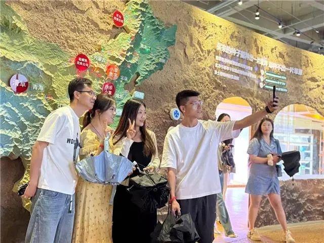 新城区举办“会聚良缘·露营初见”青年交友联谊活动