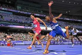 崇明健儿秦伟搏成功晋级巴黎奥运会男子110米栏半决赛图片