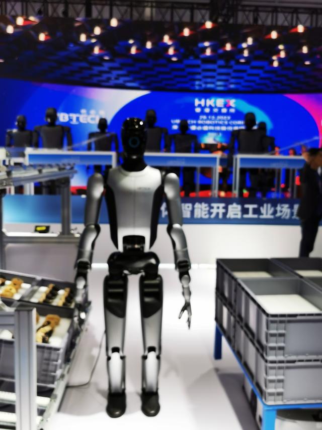 2025世界机器人大会在北京开幕 20多家深企亮相秀“绝活”