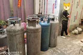 民房内竟藏着20余只液化气罐！派出所：拘！图片