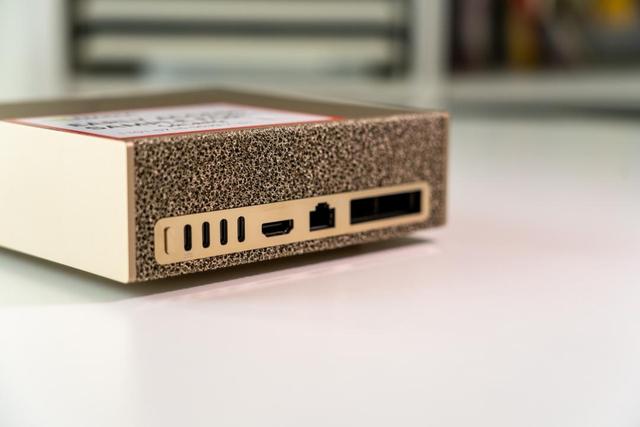 英伟达AI超算3999开售，「掌心之中」可部署所有大参数开源模型