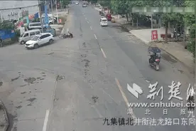 因正确佩戴头盔躲过一劫 男子事后点赞交警图片