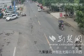 因正确佩戴头盔躲过一劫 男子事后点赞交警图片
