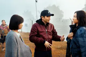 悬疑片《乔妍的心事》曝光片场照，赵丽颖、辛芷蕾主演图片