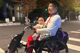 铁汉柔情！轮椅击剑比赛散场时，这场父子相聚短暂但暖心图片
