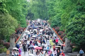 5A景区门票总收入首次突破1亿元 “五一”假期四川接待游客超4207万人次图片