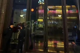 “神酒”听花被曝光，执法人员突击检查成都门店，对方未开门图片