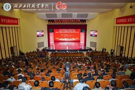 全市产教融合发展大会上，黄石市市长化身“带岗主播”图片
