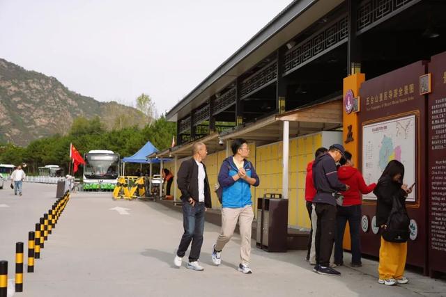 五台山国庆首日洋溢“中国红” 游客畅享金秋古建美景