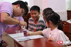色彩爆发、七彩珍珠雨……大学生带来了神奇的化学世界图片