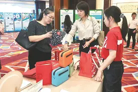 甘蔗渣做环保餐具 饮料瓶变时尚单品图片