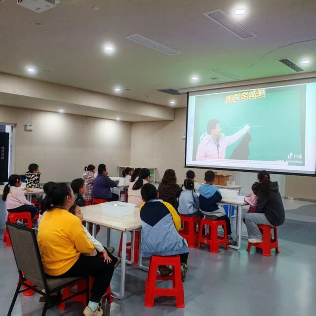 枝江科技馆 “水中藏物” 活动带孩子读懂光的奥秘