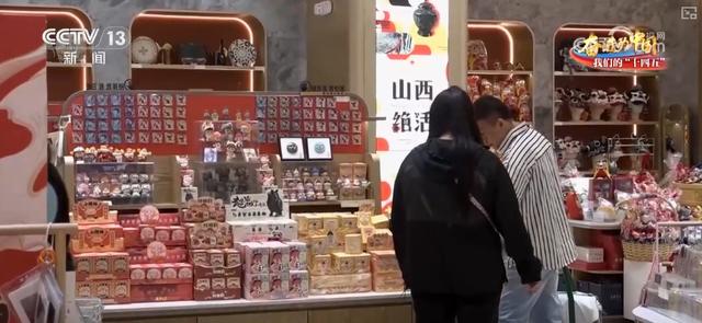 “流量”→“留客量” “演出热”→“文旅热” 因热爱开始的旅程走到最美章节