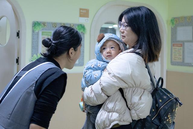 护理、启蒙、营养配餐……“带娃”也有专业标准 不再只是看孩子