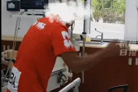 对着女儿，爸爸狠抽自己耳光！急诊室里一幕太心酸，这件事很多人做错了图片