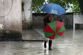 四川101岁爷爷冒雨给55岁孙子送伞，网友慕了：55岁还有爷爷疼，好幸福图片