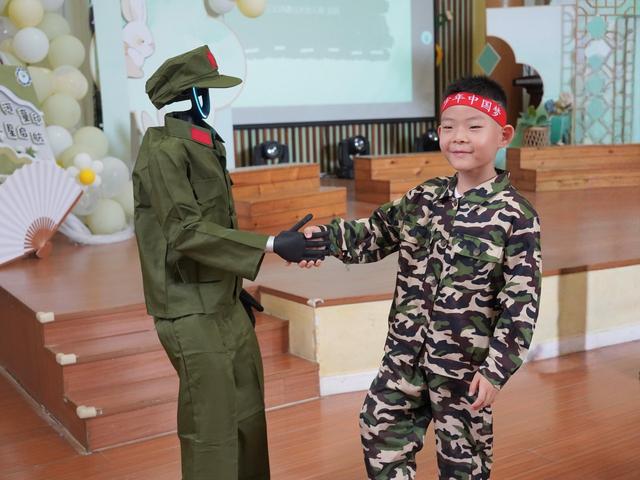 幼儿园开学第一课，机器人穿上军装，机器狗来教队列动作