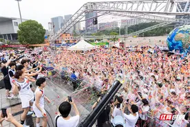 长沙世界之窗举办万名毕业生公益活动 地质男篮领跑热血青春图片