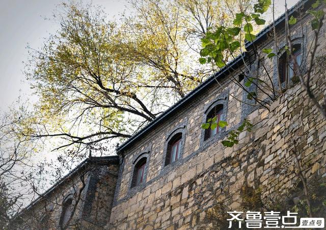 壹点号·秀山东丨淄博牛记庵：秋色浸染古村落，金黄火红映石巷