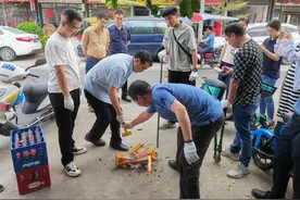 “拆”解停车难题，广州白云鹤龙街开展城中村停车整治行动图片