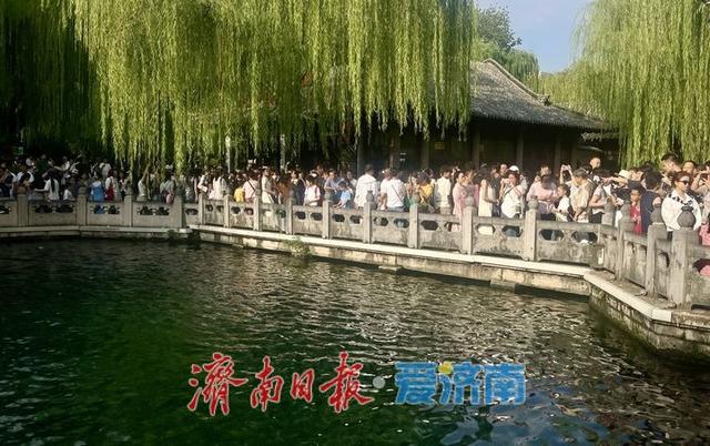 一年四季 泉在济南丨“趵突腾空”引客来 暑期尾声，趵突泉游客络绎不绝