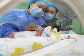 不但可以探视，还有医护手把手教你新生儿护理！图片