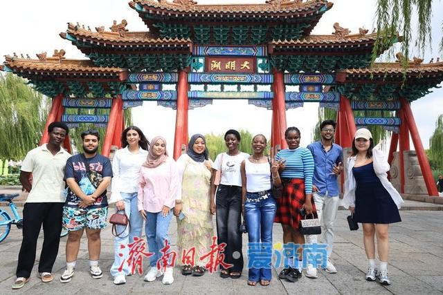 一年四季 泉在济南丨洋学生玩转泉城！看泉水、演皮影，多国留学生沉浸式体验济南泉水文化与非遗魅力