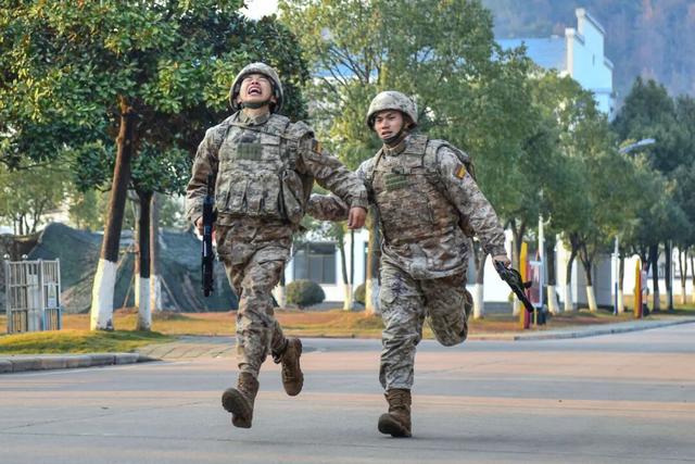 火箭军：两战士军事训练成绩不合格，评优评先资格被否决