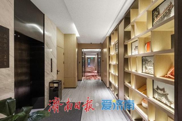 住酒店也能畅游书海？济南这家酒店将图书馆“搬”进来