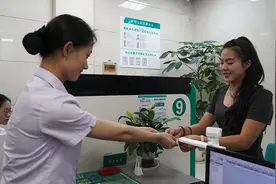 云南首笔社保卡＂同号即时换卡＂业务落地大理图片