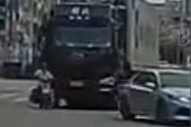 惠州一电动车过马路时进入大货车盲区遭碾压，目击者：希望加装红绿灯改善交通视频封面