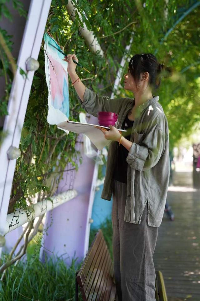奶龙的粉丝看过来！上海奇迹花园艺术花展开始啦，带你去逛奶龙的花花宇宙，专给“不想长大的人”