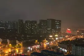长沙暴雨天色骤暗，网友：“中午的长沙，晚安啦！”图片