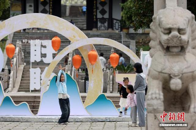 惠民措施激发假日经济活力 民众走进“千年古城”江苏盱眙惬意度假