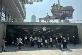 iPhone15系列今日正式发售 线下黄牛加价700元抢购Pro Max版图片