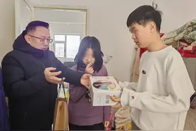 “汇聚爱心 护航‘小花’温暖过年”追踪 新年新期待 送爱不打烊 晚报公益持续护航小花兄妹破浪前行图片