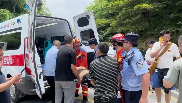 一男子登山不慎坠崖受伤，众人齐心救援！