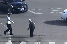 暖哭！台州交警“霸道”牵手102岁老奶奶穿越拥挤的车流图片