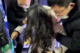 果然视频丨女生站台晕倒，济南热心市民：第一反应就是把她扶起来图片