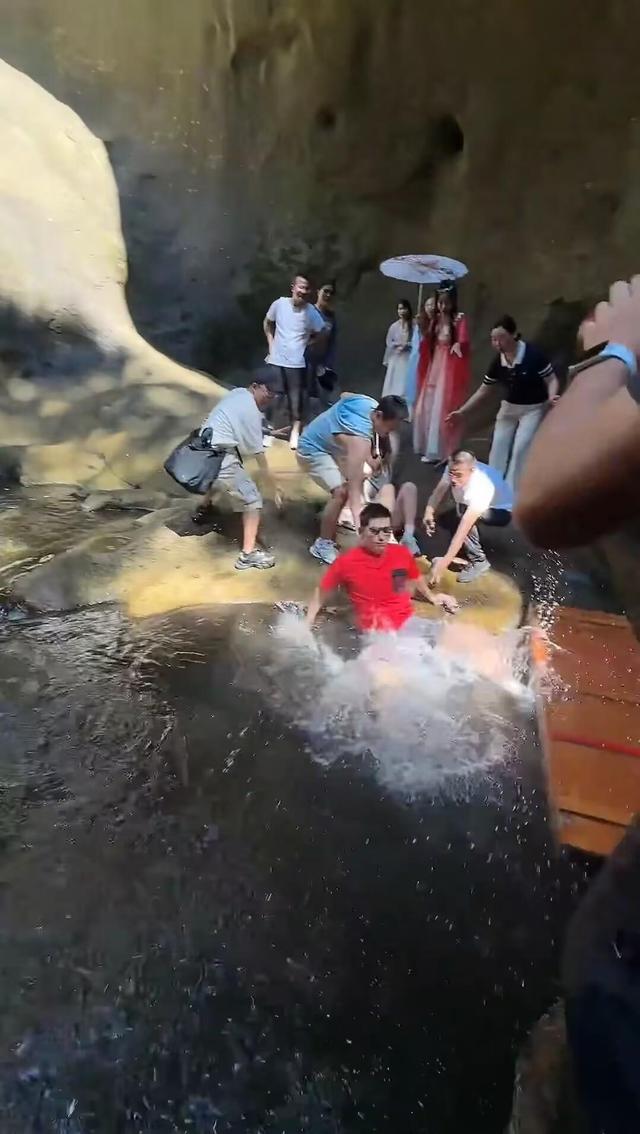 张继科拍瀑布时突然落水