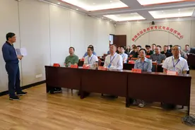 市领导高考首日巡考图片