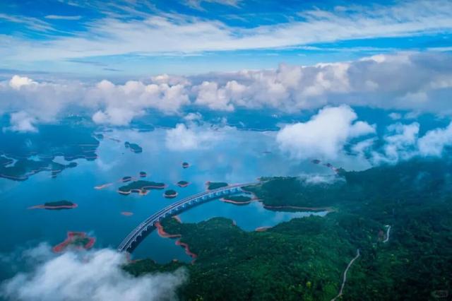 江西秋日自驾天花板，这几条公路带你驶入最美秋色！