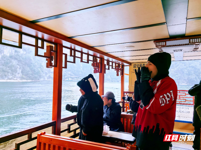 外国博主探秘张家界宝峰湖，湖光山色与非遗圈粉全球