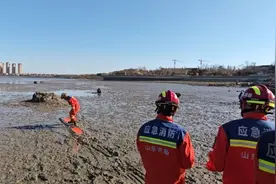 市民唐岛湾赶海陷入淤泥，尝试自救却越陷越深……图片