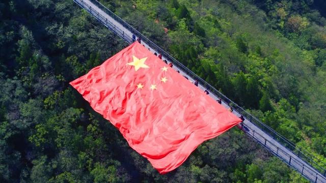 安阳林州：红旗渠上红旗飘扬！祝福伟大祖国！