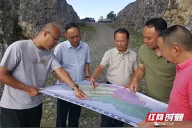 张家界市交通运输局主要负责人现场调度桑植在建交通项目图片