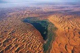 博主控诉在腾格里沙漠月亮湖露营被掀帐篷 景区回应：多次沟通游客拒绝买门票图片